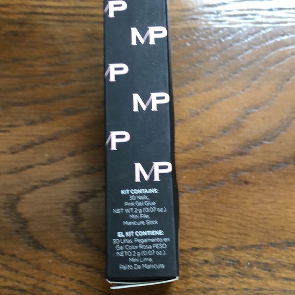 New Kiss Masterpiece one of a kind Luxe mani. 30 nails including 12 accent nails - Picture 4 of 4